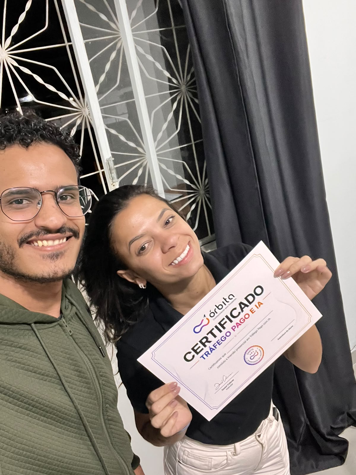 Aluna recebendo o certificado da imersão Tráfego Pago e IA da Órbita