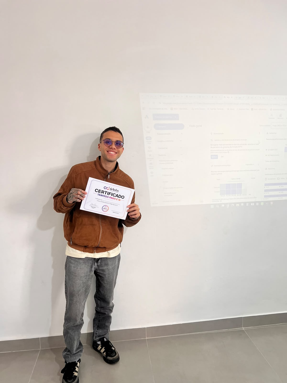Aluno com certificado da imersão presencial Tráfego Pago e IA